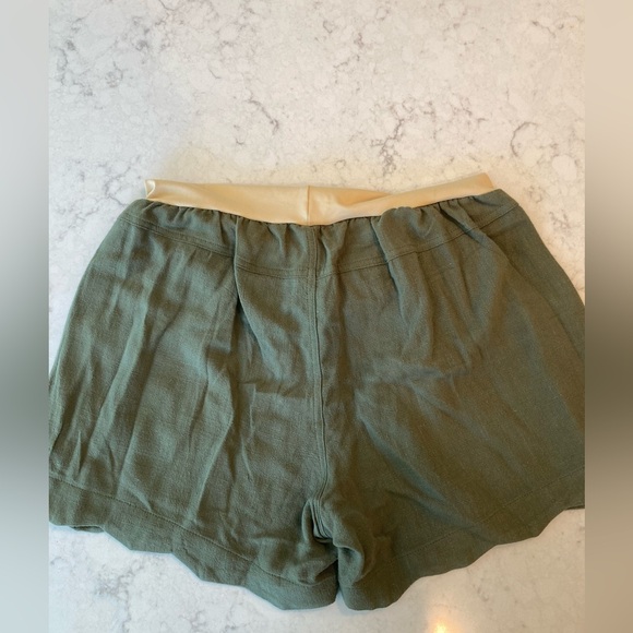 Maternity linen shorts. Olive green. Size Medium - Picture 2 of 4